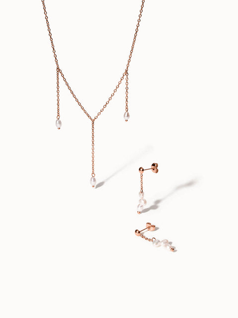 PURELEI Mahina Club Purely Roségoldkette mit natürlichen Süßwasserperlen und passenden Ohrringen, elegant und zeitlos.