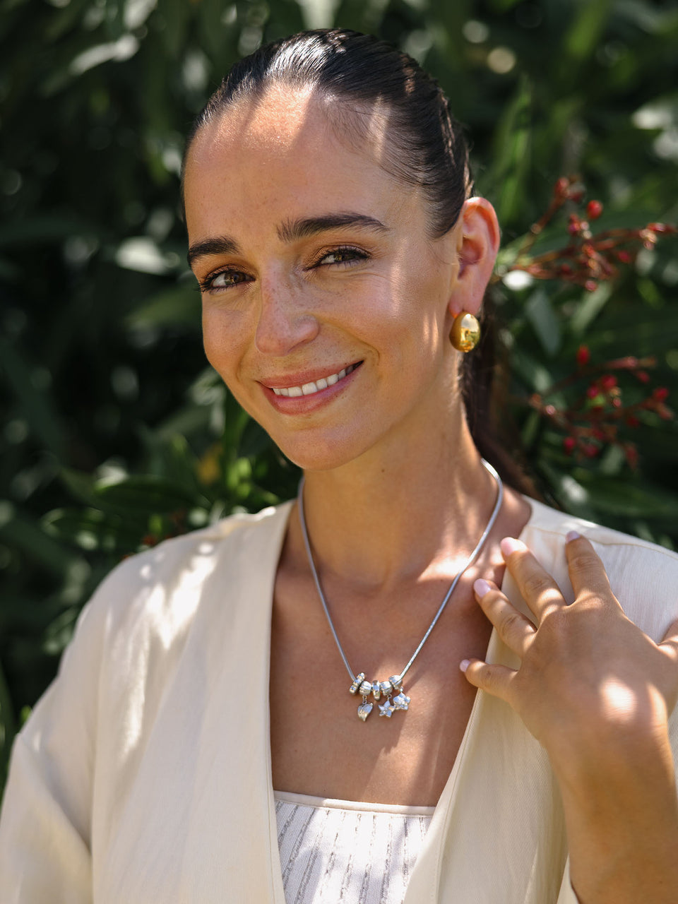 Lei Blume Stopper Charm in 14K Gold, zarte Blüte als elegantes Detail an Silberkette, PURELEI Island-Spirit