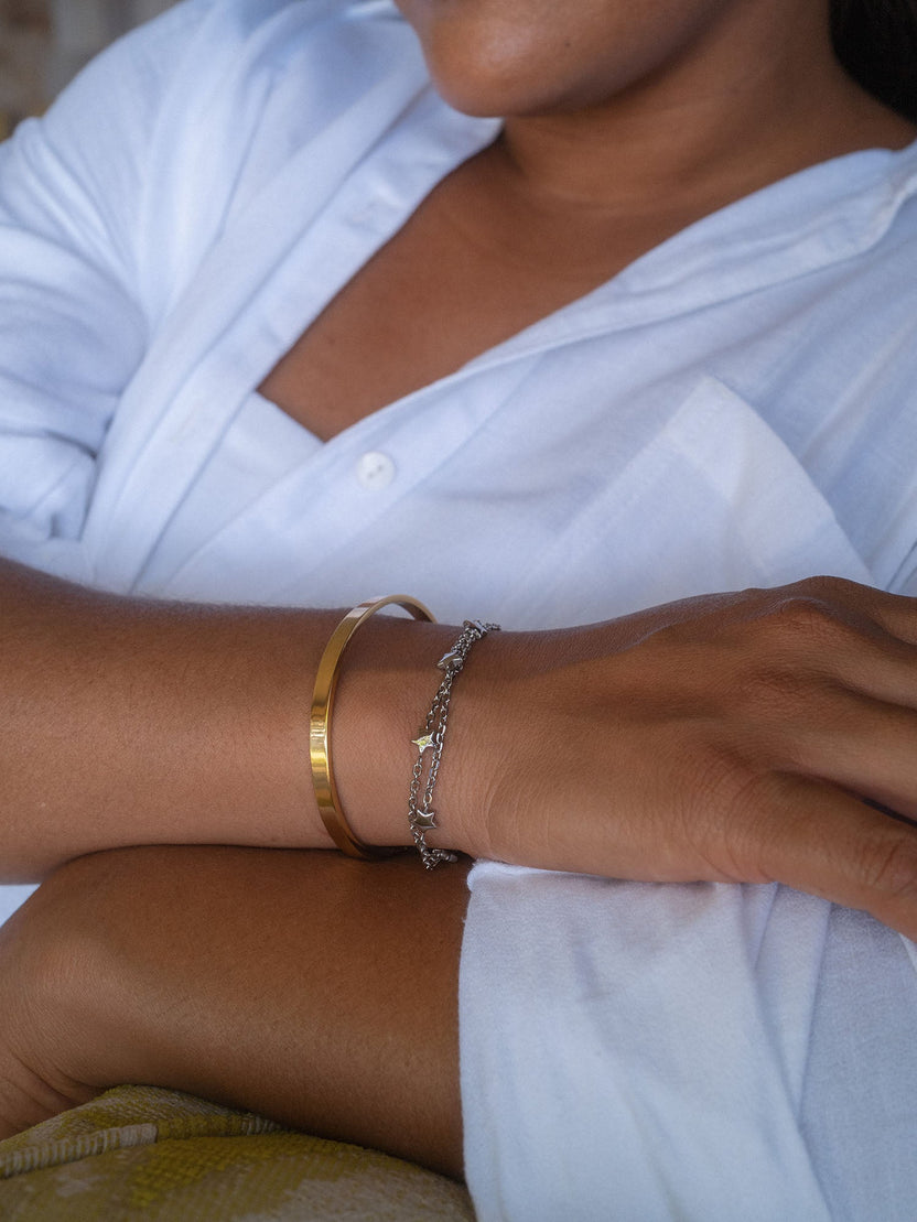 Roségoldenes Armband und Sternchen-Kette von PURELEI am Handgelenk, elegant und feminin.