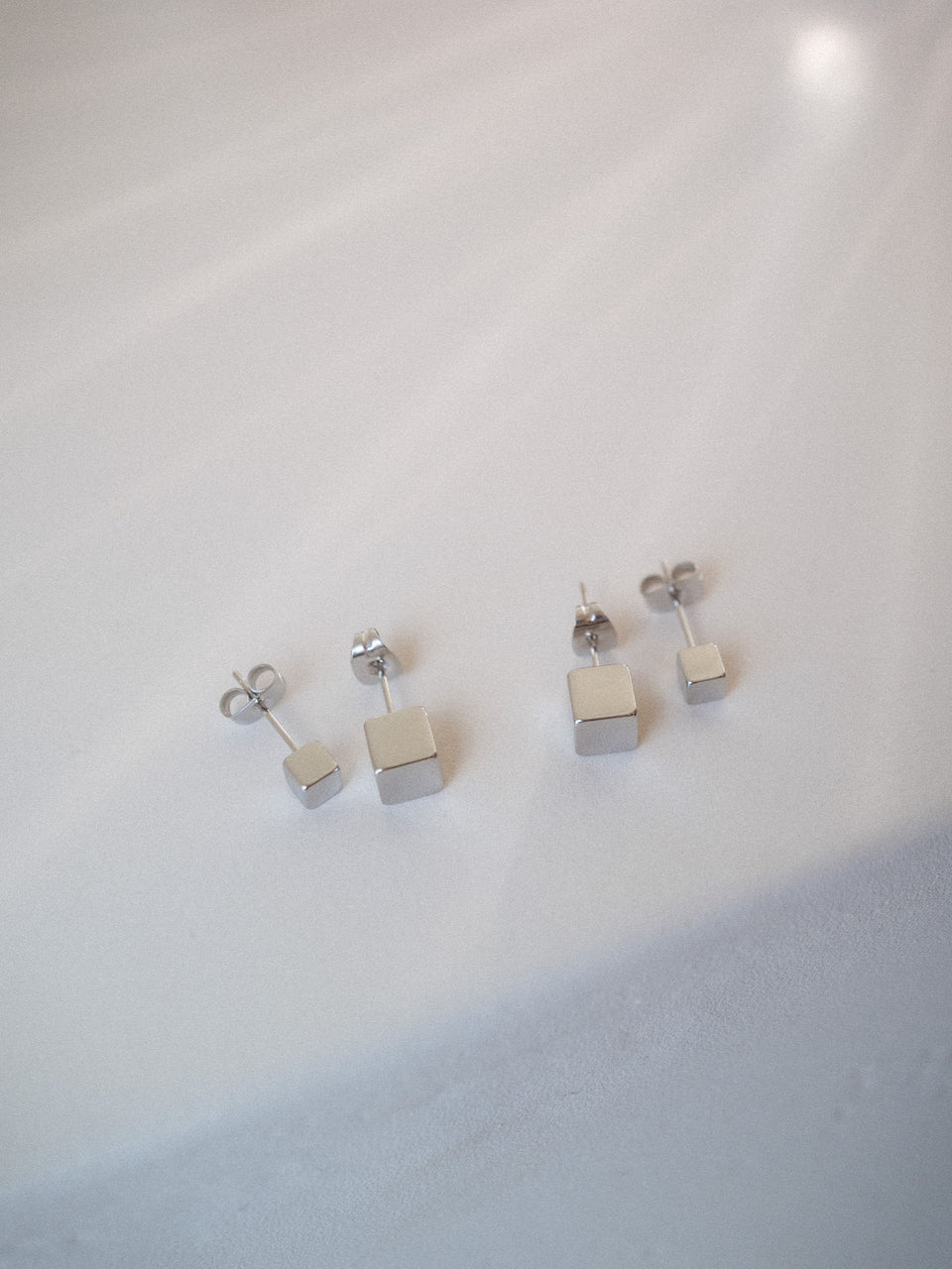 PURELEI Dice Ohrringe Set aus nickelfreiem Silber in minimalistischem Würfel-Design, clean & elegant.