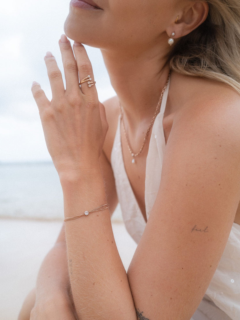Elegante PURELEI Schmuckstücke aus Silber mit Perlen, am Strand getragen, strahlen feminine Leichtigkeit aus.