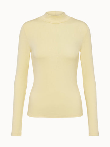 Leichtes, gelbes Langarmshirt mit hohem Kragen von PURELEI, elegant und feminin.