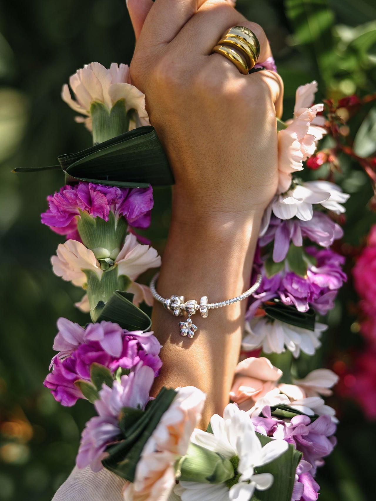 Lei Wachsblumen Charm in Silber mit Perle an Handgelenk, verspielt und feminin, PURELEI Hawaii inspiriert