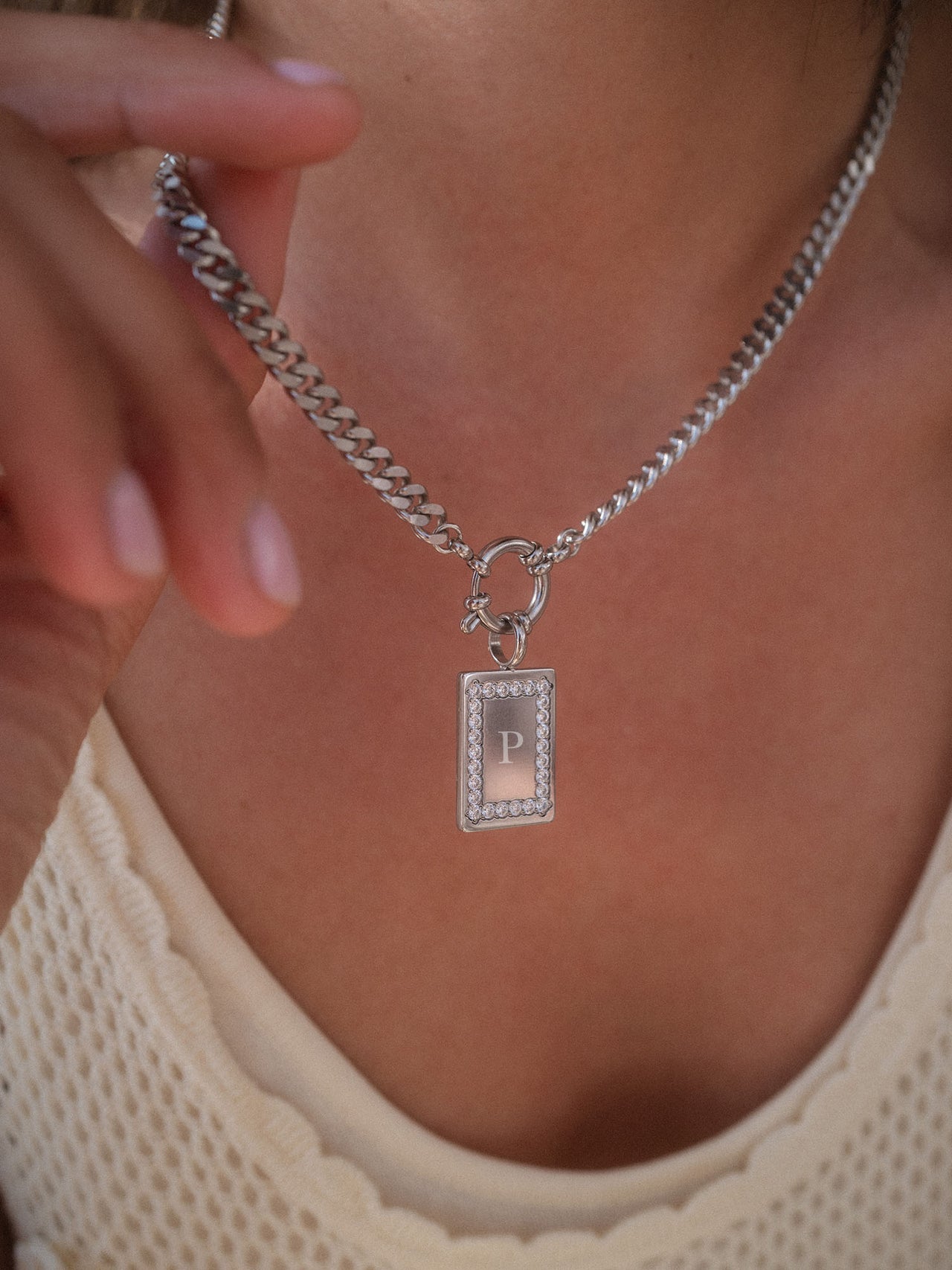 PURELEI Bold Charm Kette in Silber mit großem Charmverschluss, elegant und femininer Island-Spirit am Hals.