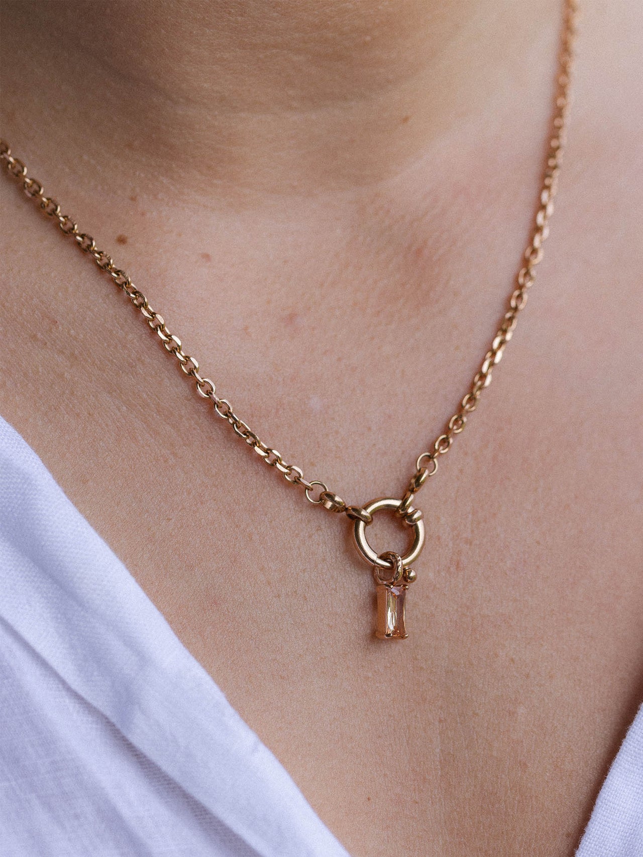 PURELEI Canyon Charm Kette in Roségold mit champagnerfarbenem Kissenschliff-Zirkonia, elegant und feminitätvoll am Hals.