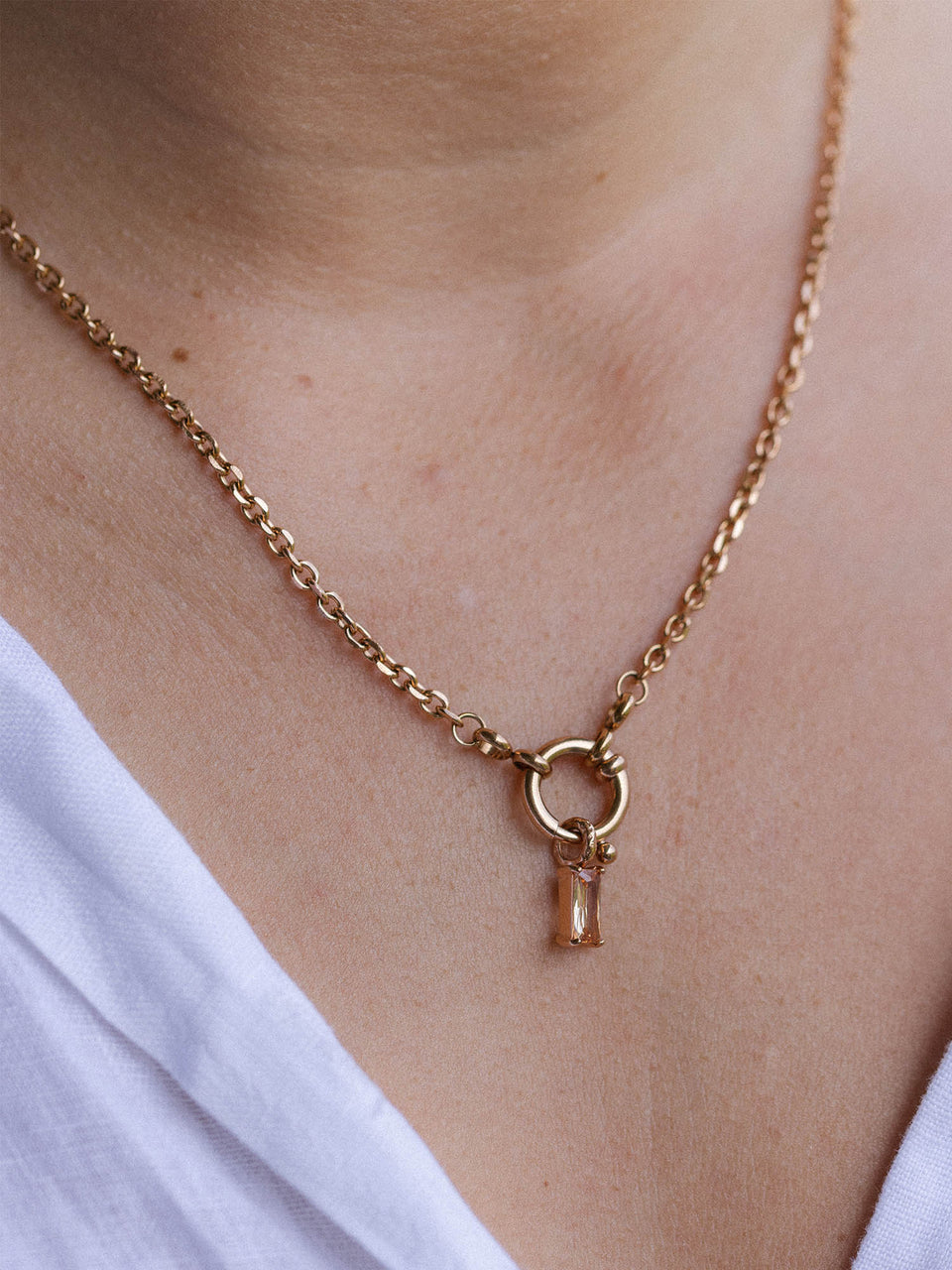 PURELEI Canyon Charm Kette in Roségold mit champagnerfarbenem Kissenschliff-Zirkonia, elegant und feminitätvoll am Hals.
