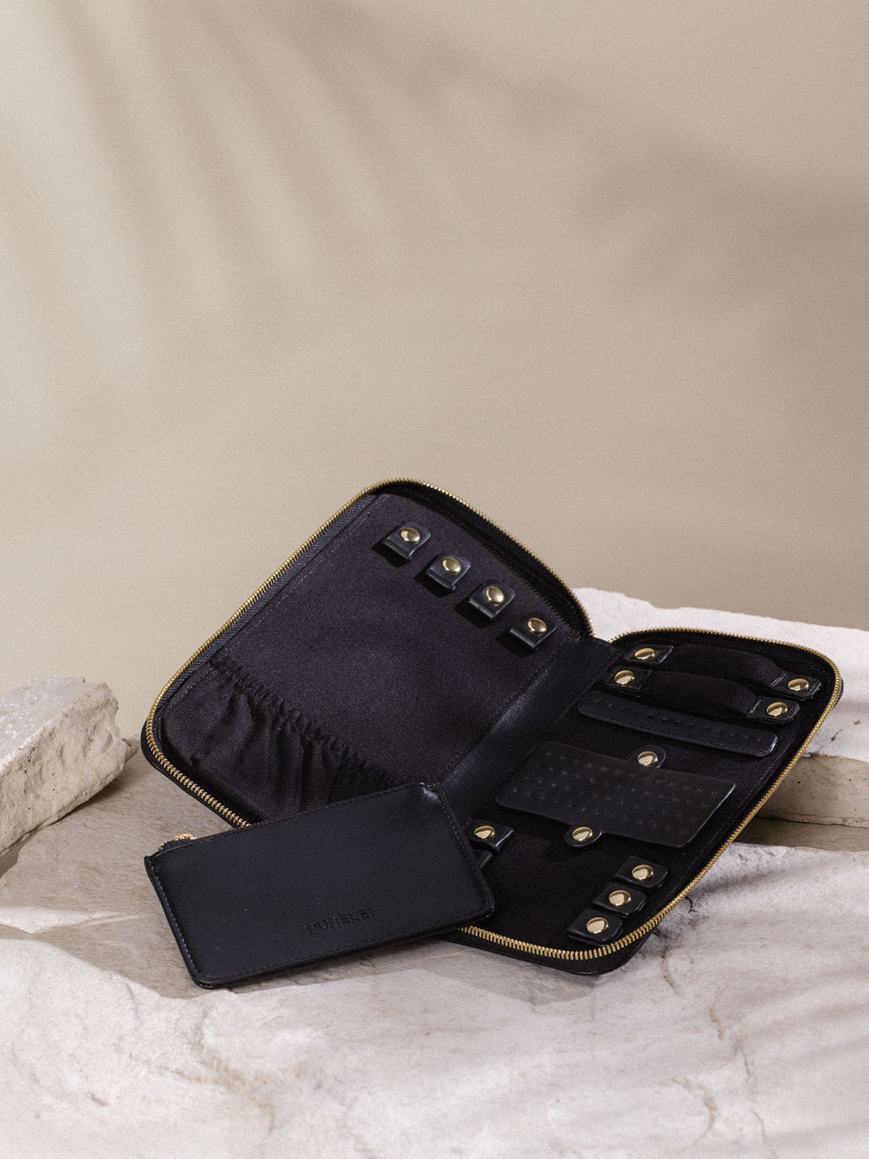 Schwarzes Schmuck Reiseetui aus PU Eco Leder von PURELEI, elegant und praktisch für sicheren Schmucktransport.