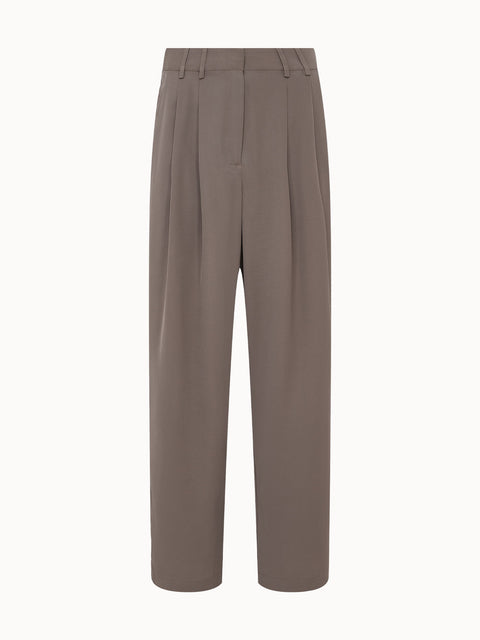 Elegante, braune Hose mit weitem Schnitt von PURELEI, ideal für einen modernen Look.