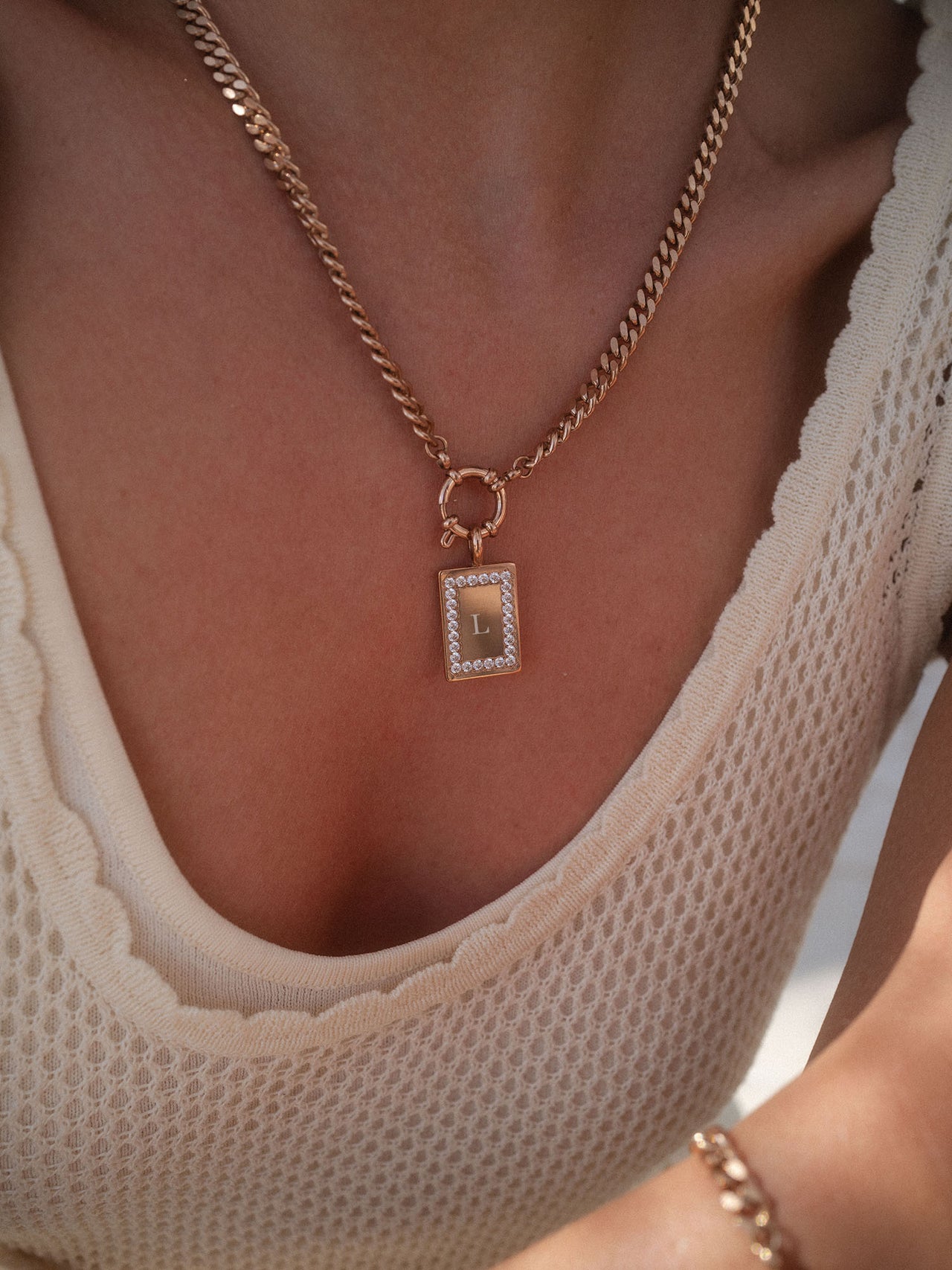 PURELEI Bold Charm Kette in 14K Gold mit Charm-Verschluss, warm getragen zu sommerlichem Stricktop, edel und feminin.