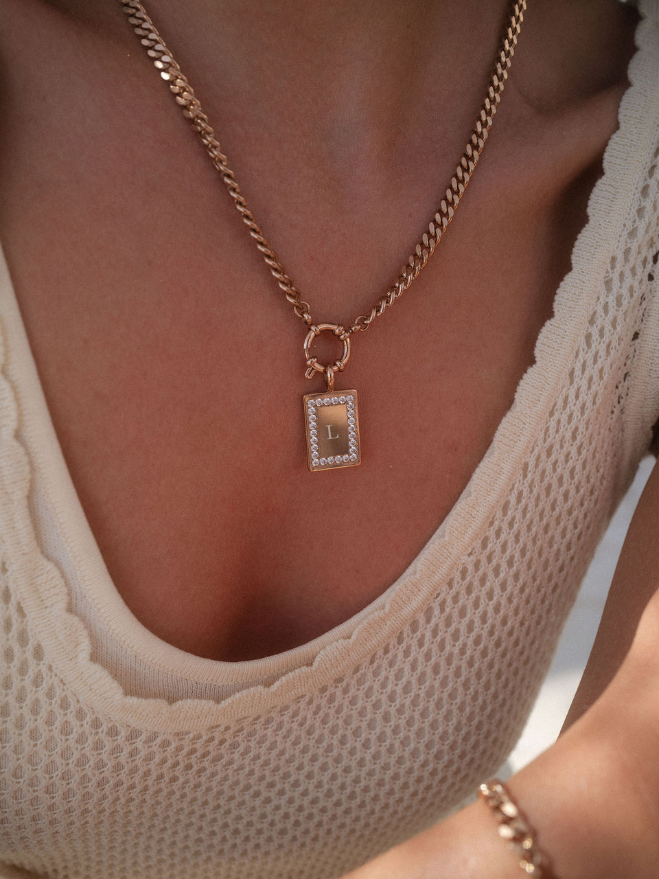 PURELEI Bold Charm Kette in 14K Gold mit Charm-Verschluss, warm getragen zu sommerlichem Stricktop, edel und feminin.