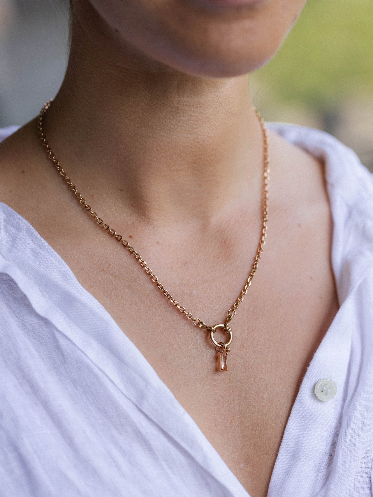 PURELEI Canyon Charm Halskette in Roségold mit champagnerfarbenem Zirkonia-Anhänger, elegant und feminin präsentiert.