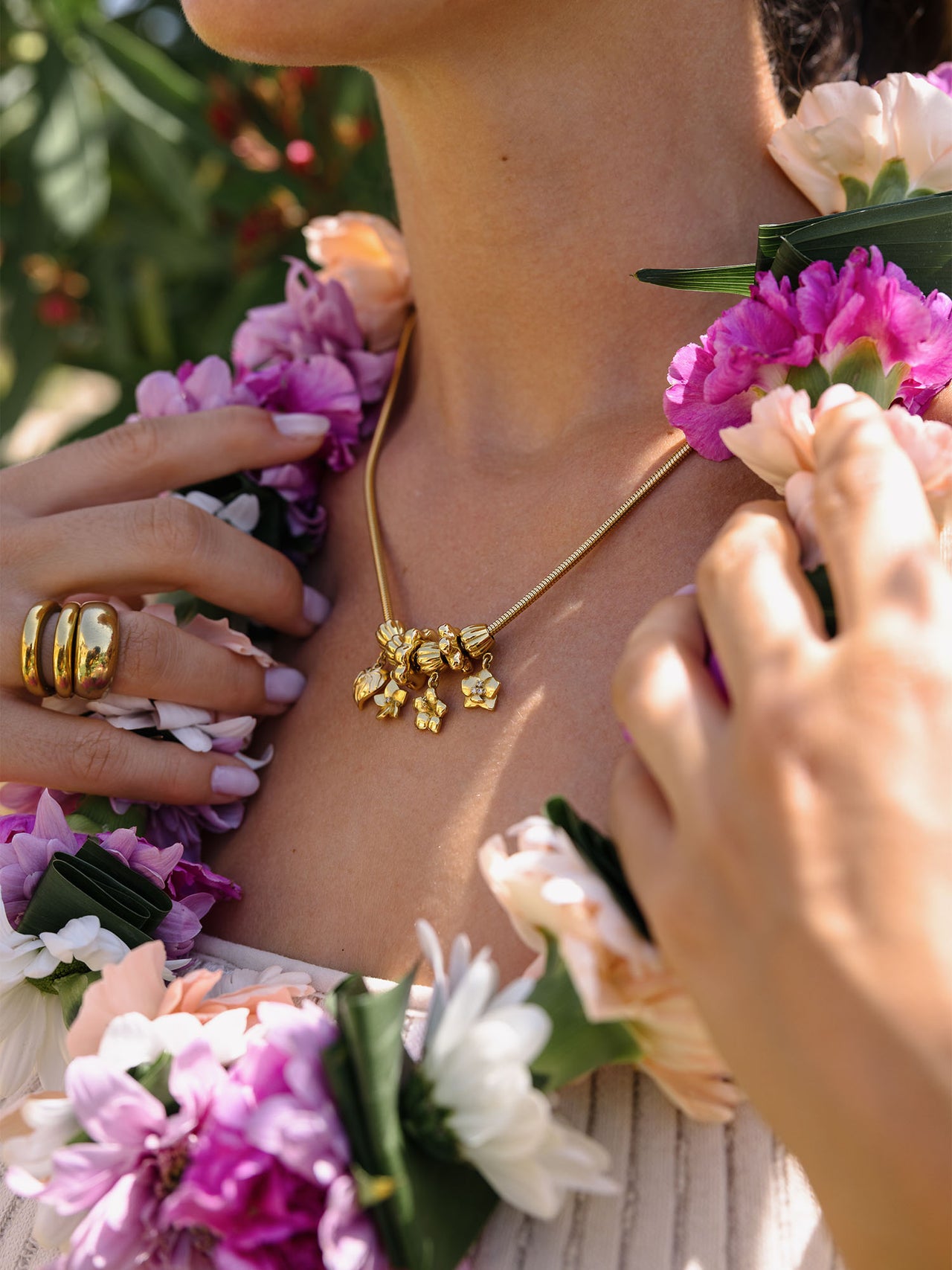 PURELEI Lei Blume Stopper Charm aus 14K Gold, zarte Blüten, warmes Insel-Flair, getragen mit Blumenlei.