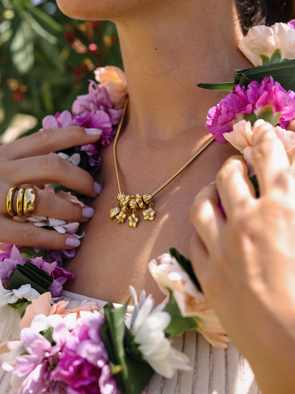 PURELEI Lei Blume Stopper Charm aus 14K Gold, zarte Blüten, warmes Insel-Flair, getragen mit Blumenlei.