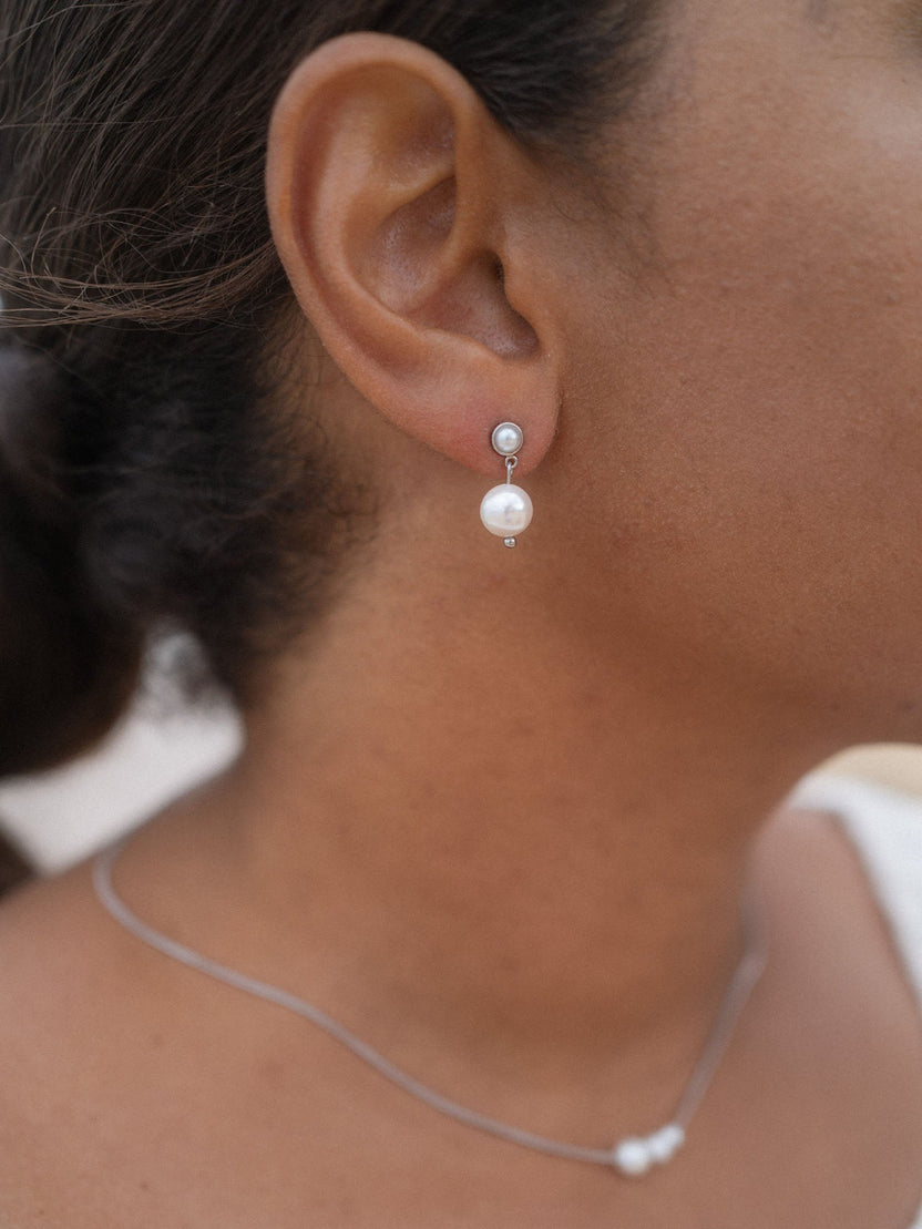 Elegante Ohrringe mit weißen Perlen und silbernen Details von PURELEI, feminin und zeitlos.