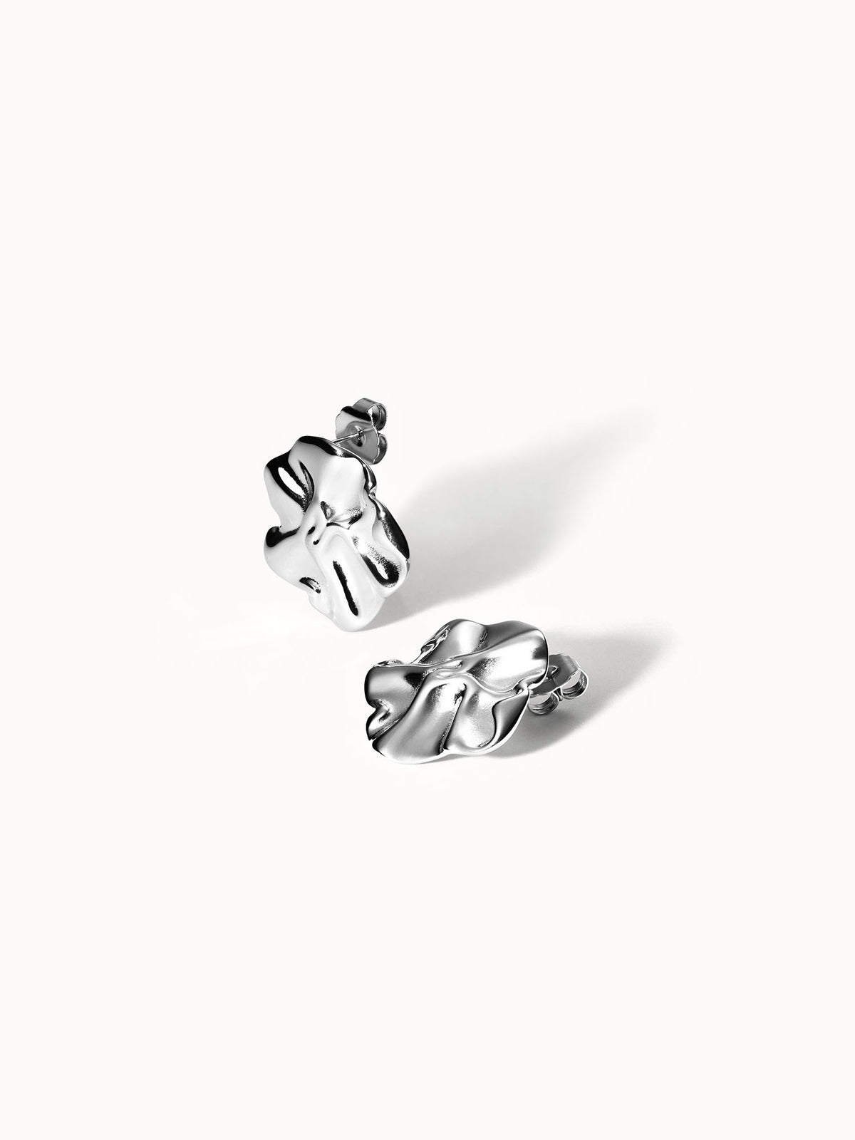 {"color":"Silver", "type":"lead_image"}
