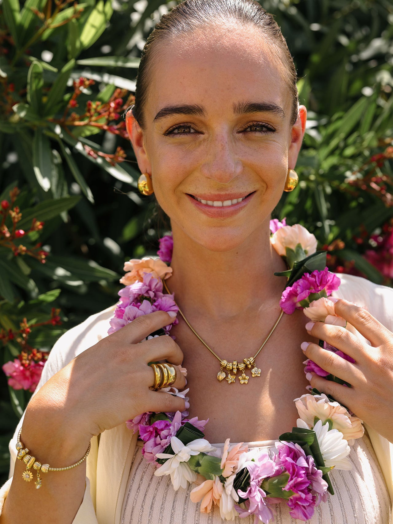Lei Blume Stopper Charm aus goldvergoldetem Edelstahl als dezentes Blüten-Highlight, elegant und nickelfrei, PURELEI.