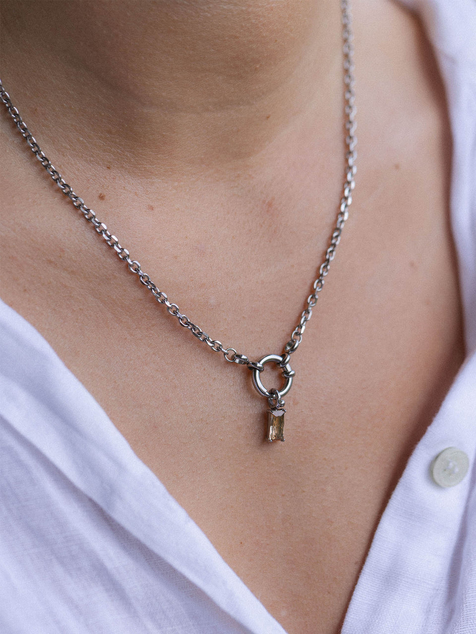Canyon Charm Silberkette mit champagnerfarbenem Zirkonia-Anhänger, getragen, elegant und feminin – PURELEI.