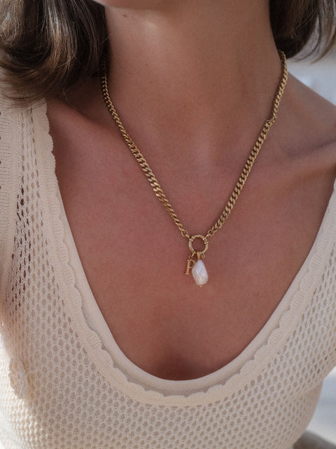 PURELEI Bold Charm Kette in Gold mit Charmverschluss, elegant am Hals getragen, strahlt feminine Leichtigkeit aus.