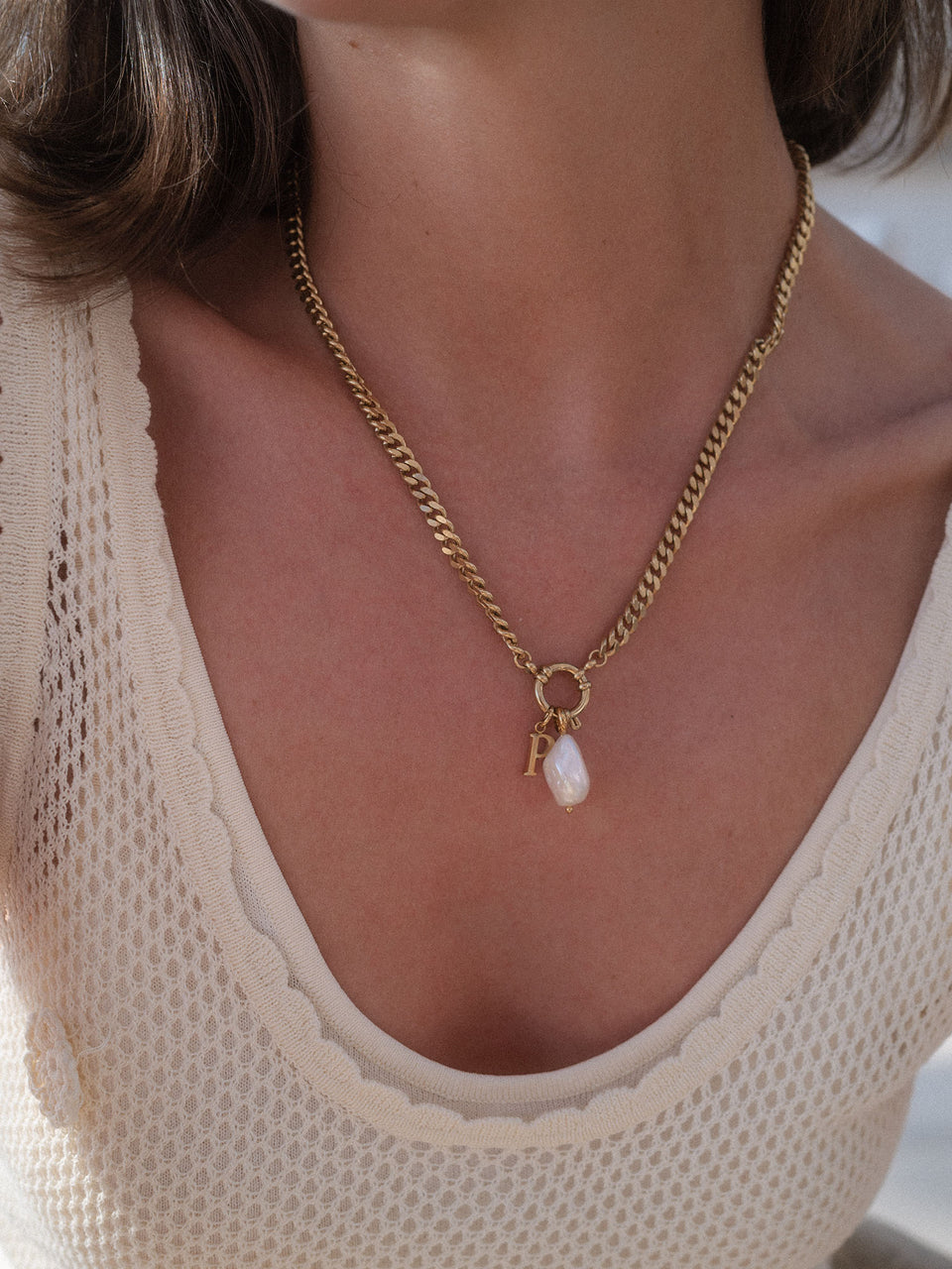 PURELEI Bold Charm Kette in Gold mit Charmverschluss, elegant am Hals getragen, strahlt feminine Leichtigkeit aus.