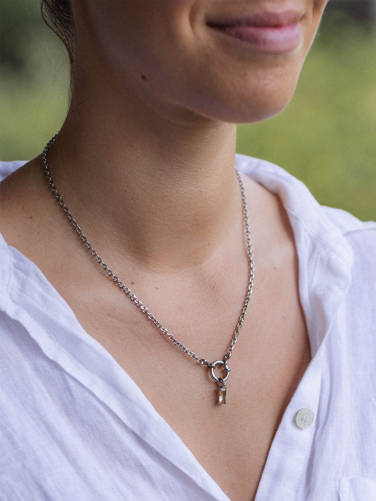 Canyon Charm aus silbernem Edelstahl mit champagnerfarbenem Zirkonia, elegant am Hals getragen, PURELEI.