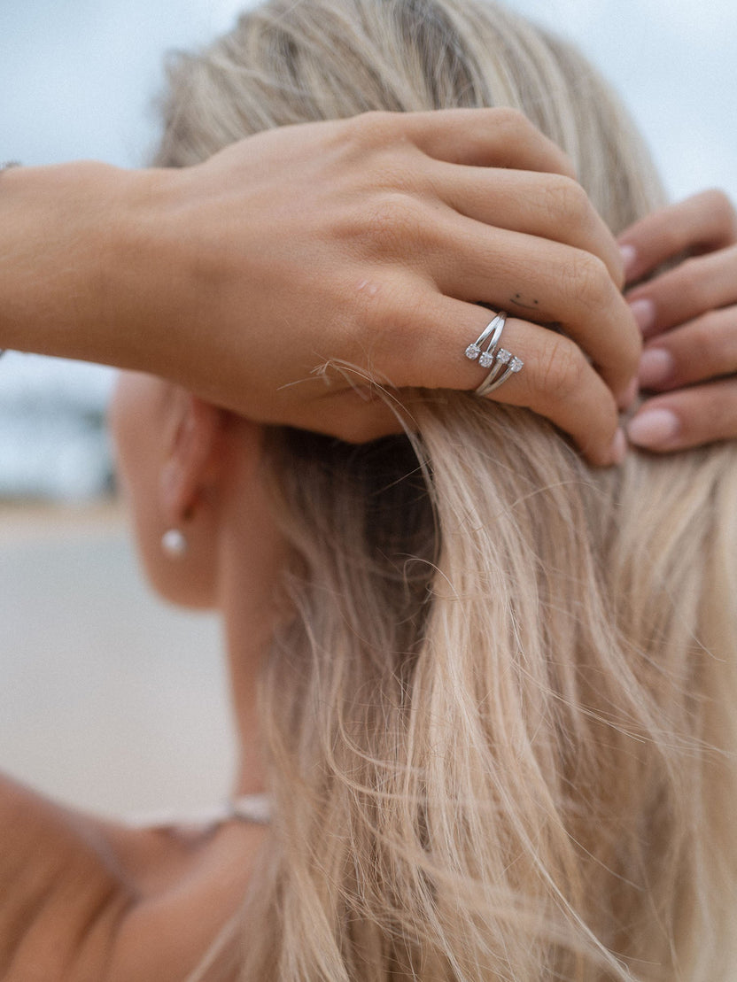 Silberner Ring mit funkelnden Details, getragen in sanfter Brise, PURELEI.