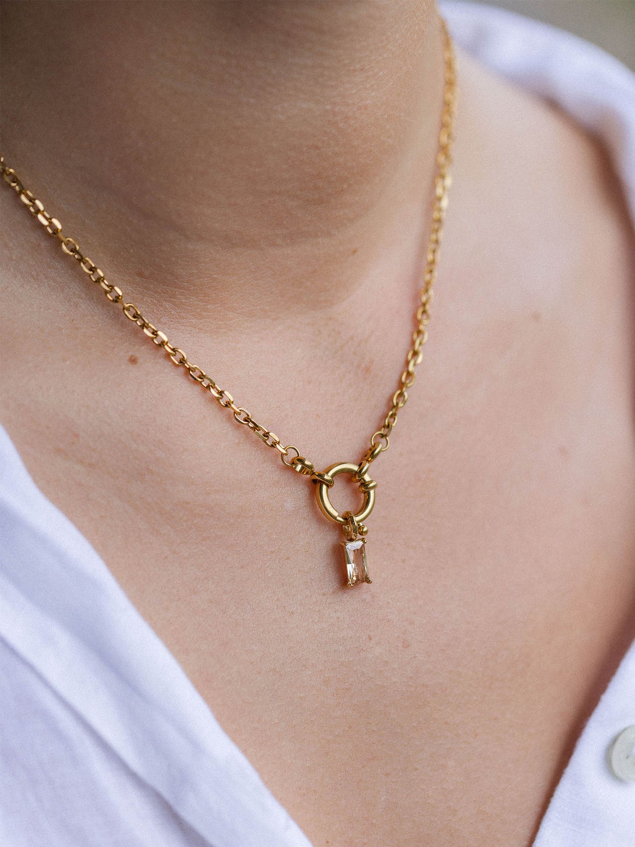 PURELEI Canyon Charm Halskette aus 18K vergoldetem Edelstahl mit champagnerfarbenem Zirkonia, elegant und zeitlos.