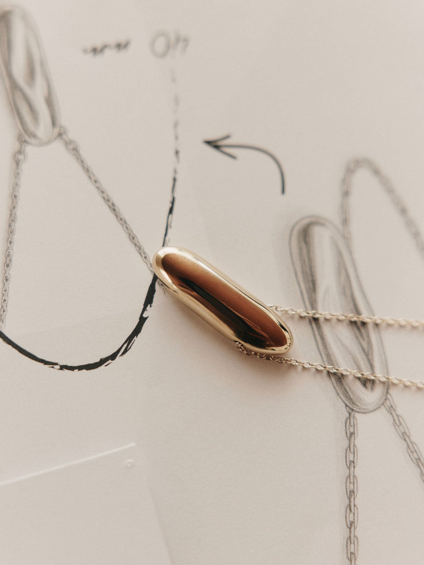 Silberne Kette mit ovalem Anhänger, elegant und modern, von PURELEI.