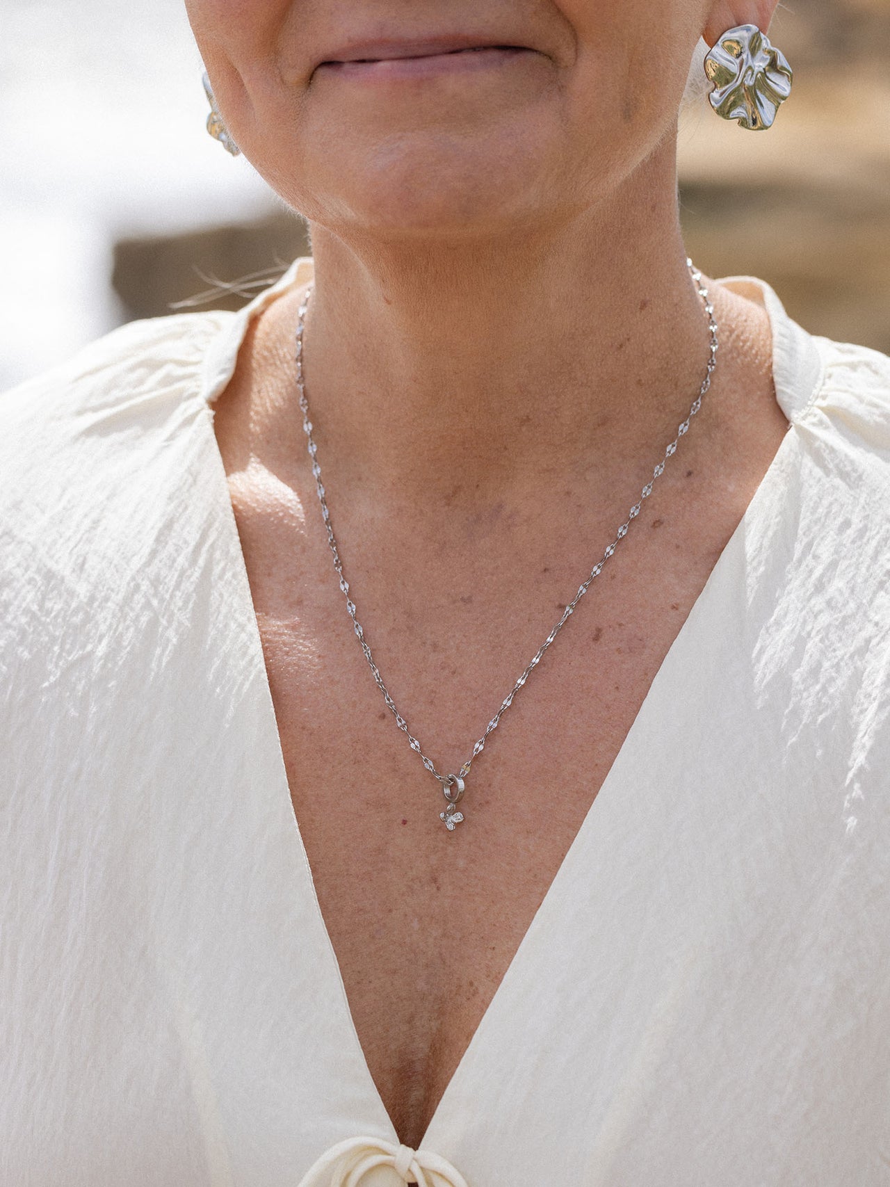 Silberner Veilchen Geburtsblume Februar Charm als zarter Anhänger an Kette, klar und elegant, PURELEI Schmuck.