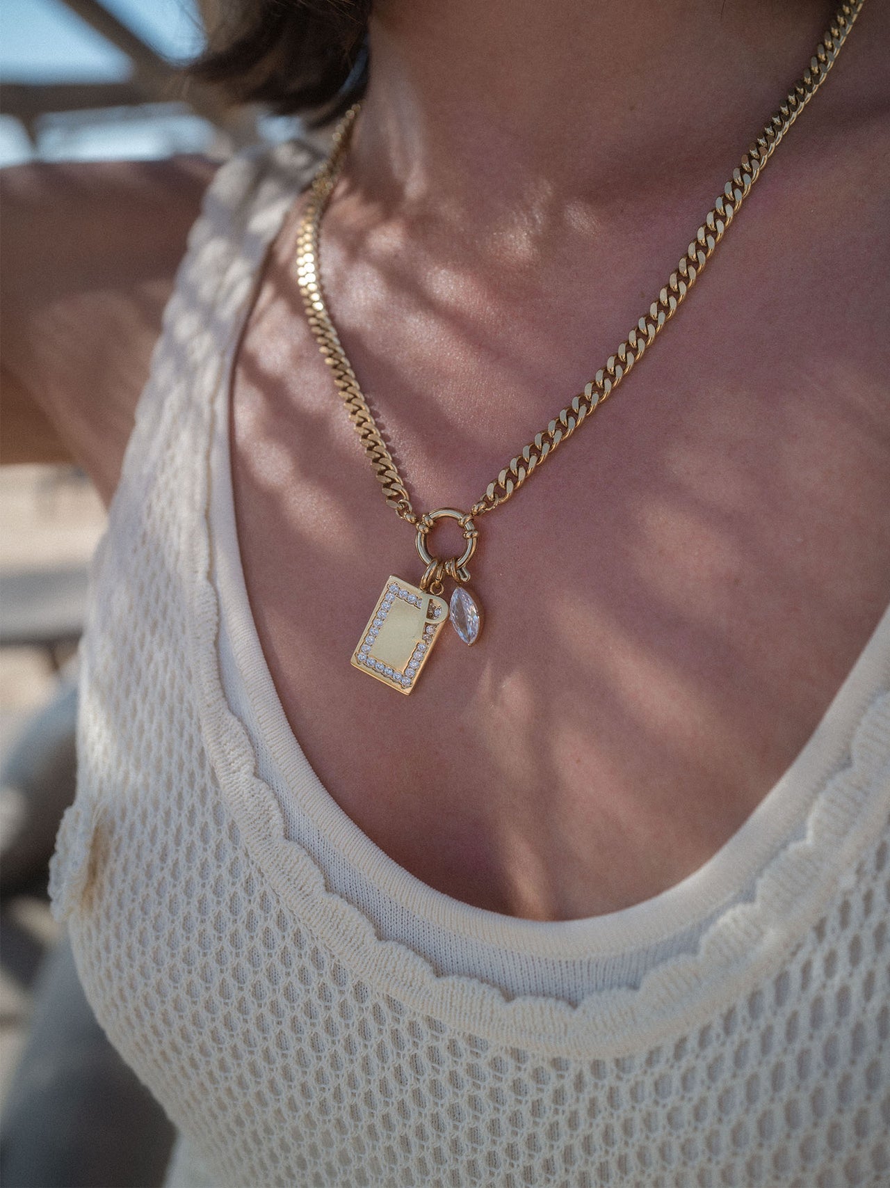 PURELEI Bold Charm Kette aus 14K vergoldetem Edelstahl mit Charm-Verschluss, elegant und zeitlos am Dekolleté.