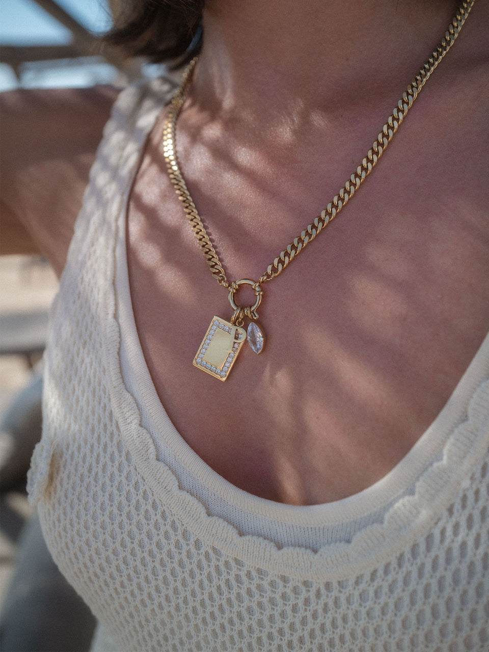 PURELEI Bold Charm Kette aus 14K vergoldetem Edelstahl mit Charm-Verschluss, elegant und zeitlos am Dekolleté.