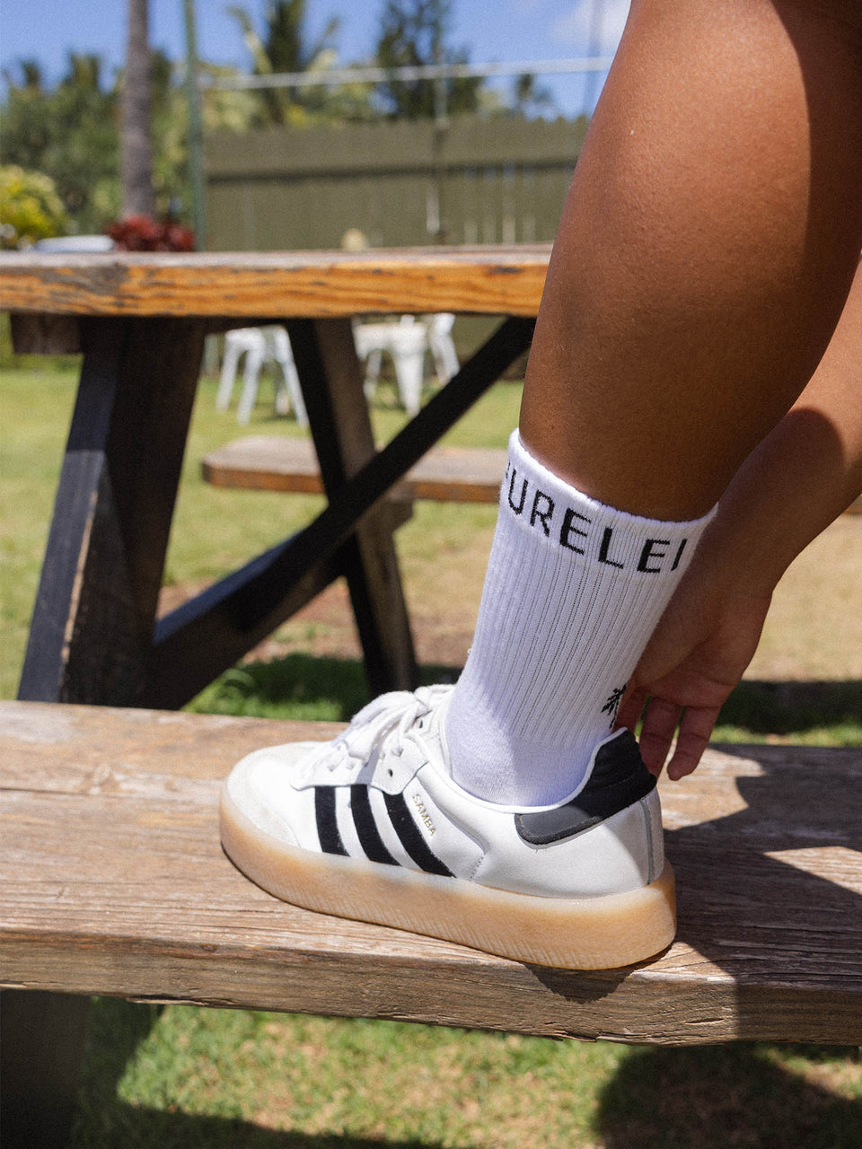 Tennissocken-Set aus Bio-Baumwolle mit PURELEI-Schriftzug, weiße unisex Socken, sommerlich, natürlich und stilvoll.