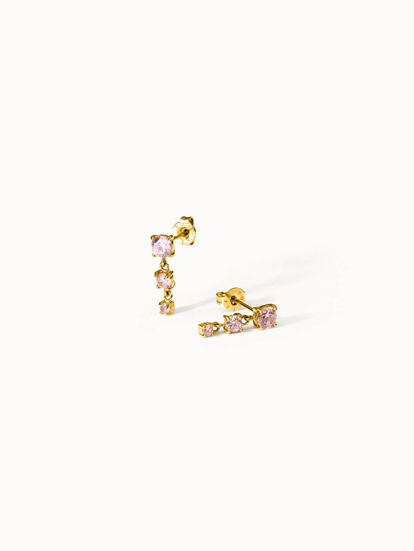Goldene Ohrringe mit rosa Steinen, elegant und feminin, von PURELEI.