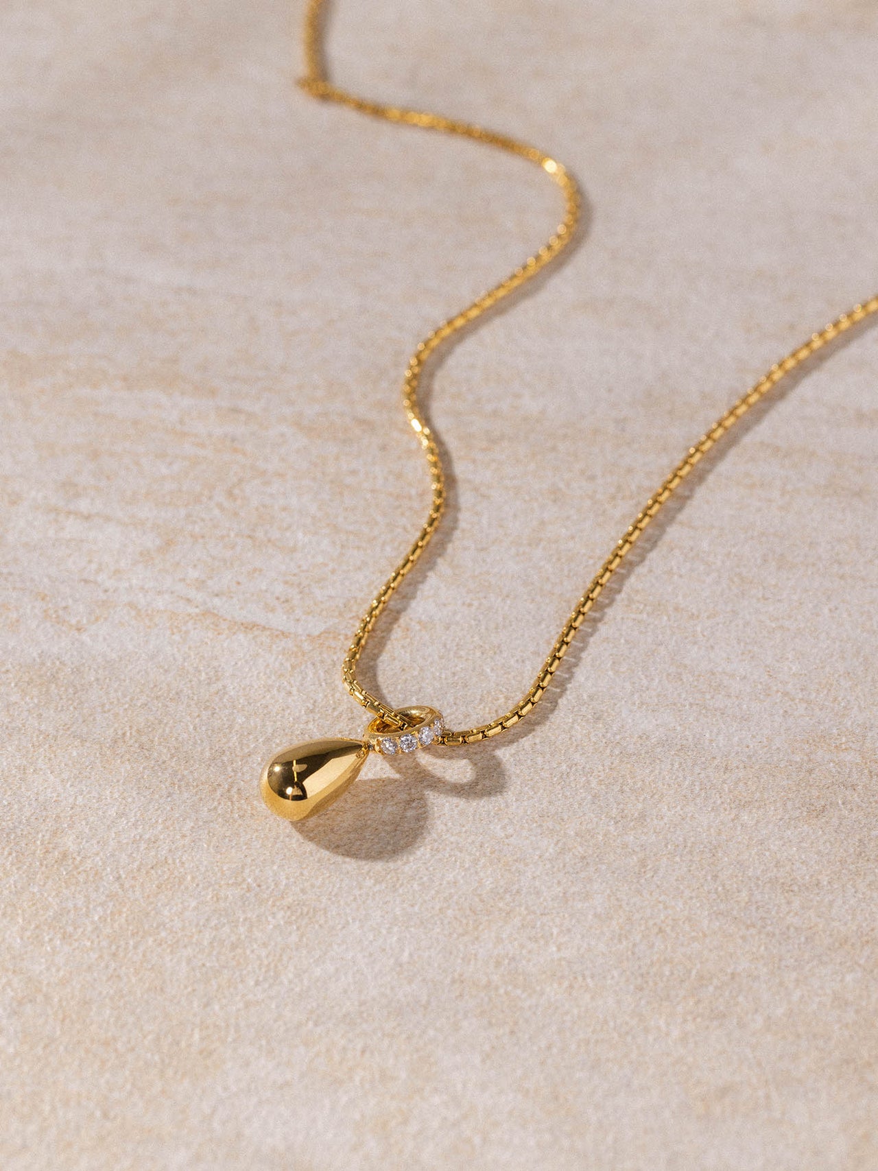 PURELEI Resonance Kette aus 18K Gold mit elegantem Tropfenanhänger auf hellem Untergrund, zeitlos feminin.