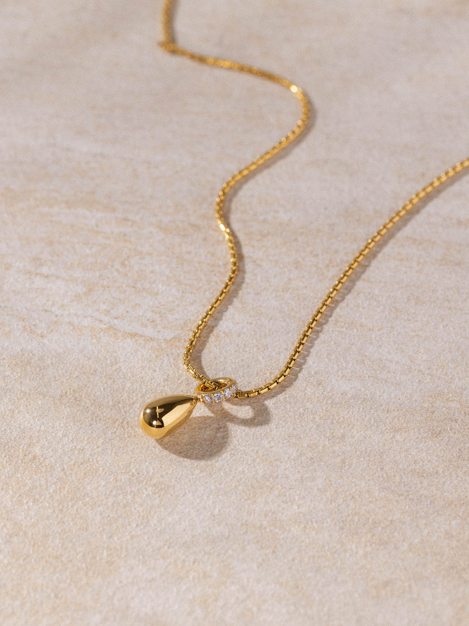 PURELEI Resonance Kette aus 18K Gold mit elegantem Tropfenanhänger auf hellem Untergrund, zeitlos feminin.