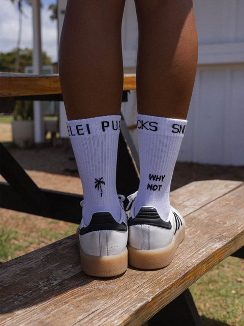 Tennissocken-Set aus Bio-Baumwolle mit schwarzen Printdetails, PURELEI x SNOCKS, lässig und sommerlich getragen.
