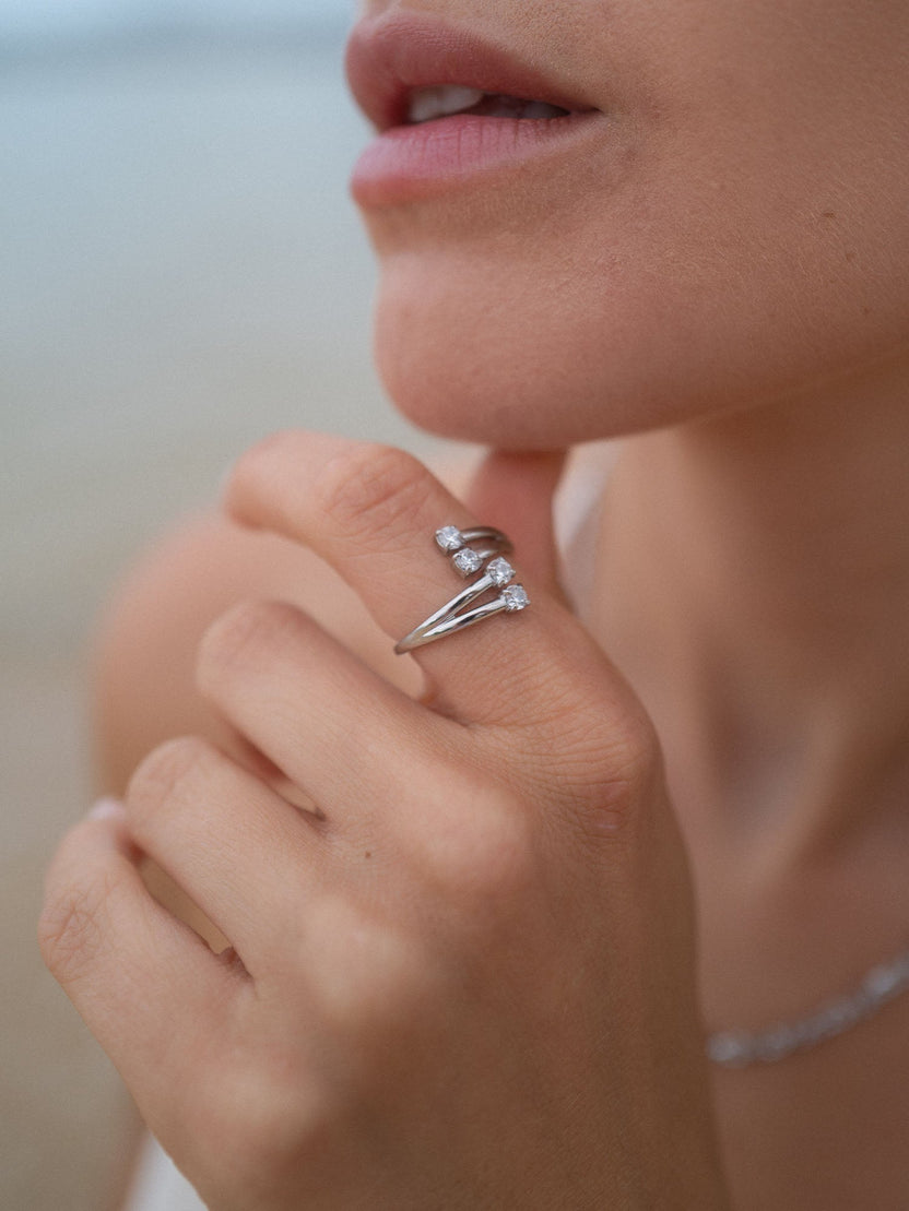 Silberner Ring mit funkelnden Steinen, getragen an der Hand, PURELEI inspiriert.
