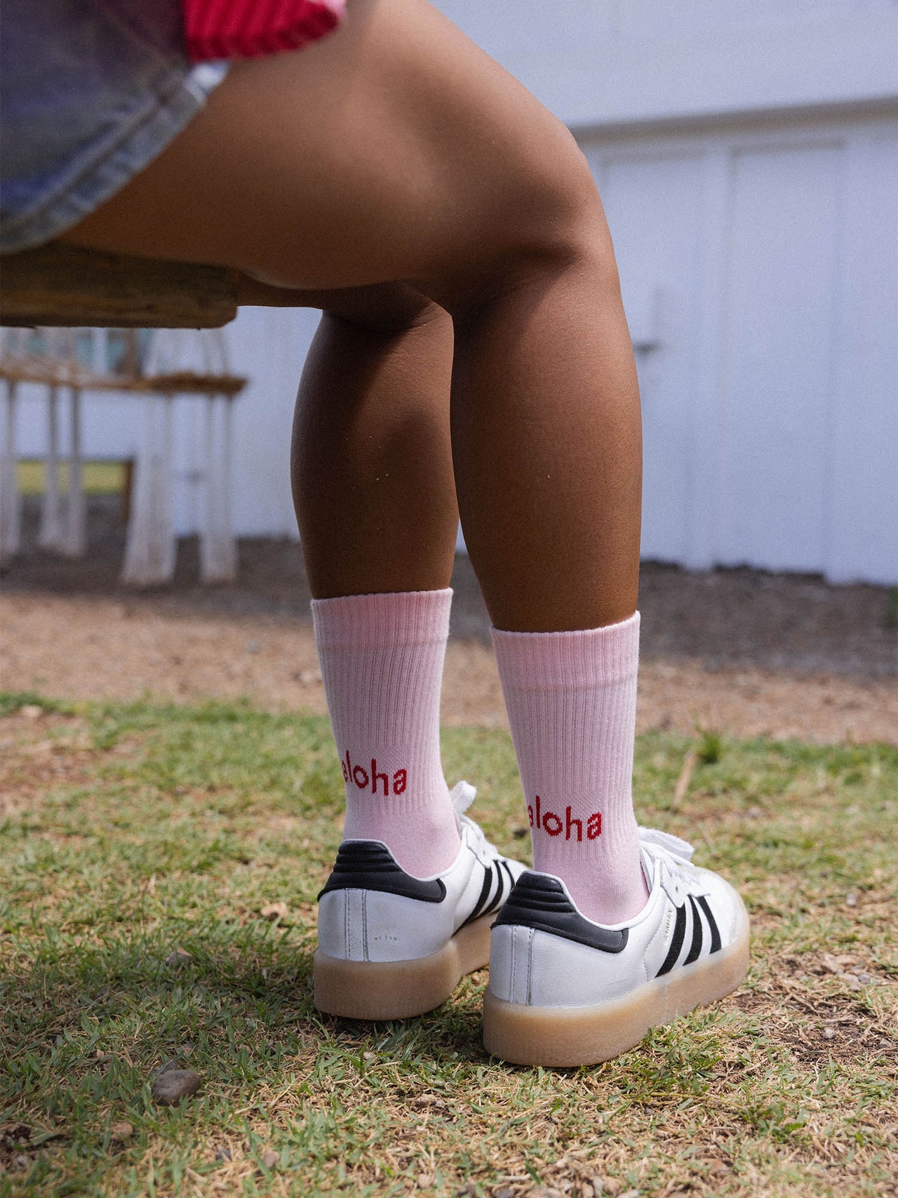 Tennissocken-Set aus Bio-Baumwolle in Rosa mit rotem Aloha-Schriftzug, PURELEI Stil, sommerlich und lässig.