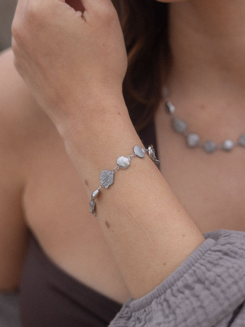 {"color":"Silver"}