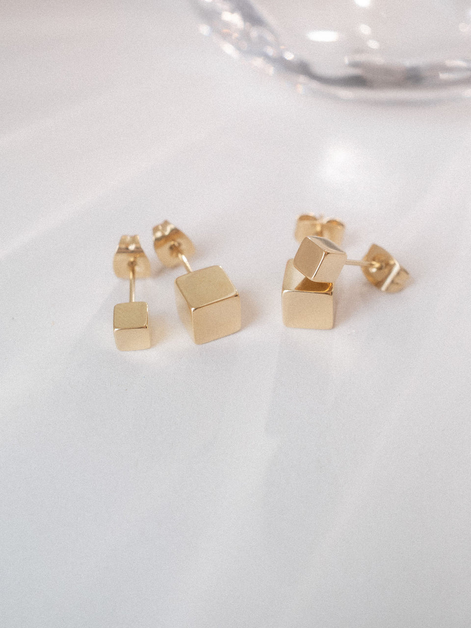 PURELEI Dice Ohrringe Set aus 14K vergoldetem Edelstahl mit minimalistischem Würfeldesign, elegant und zeitlos.