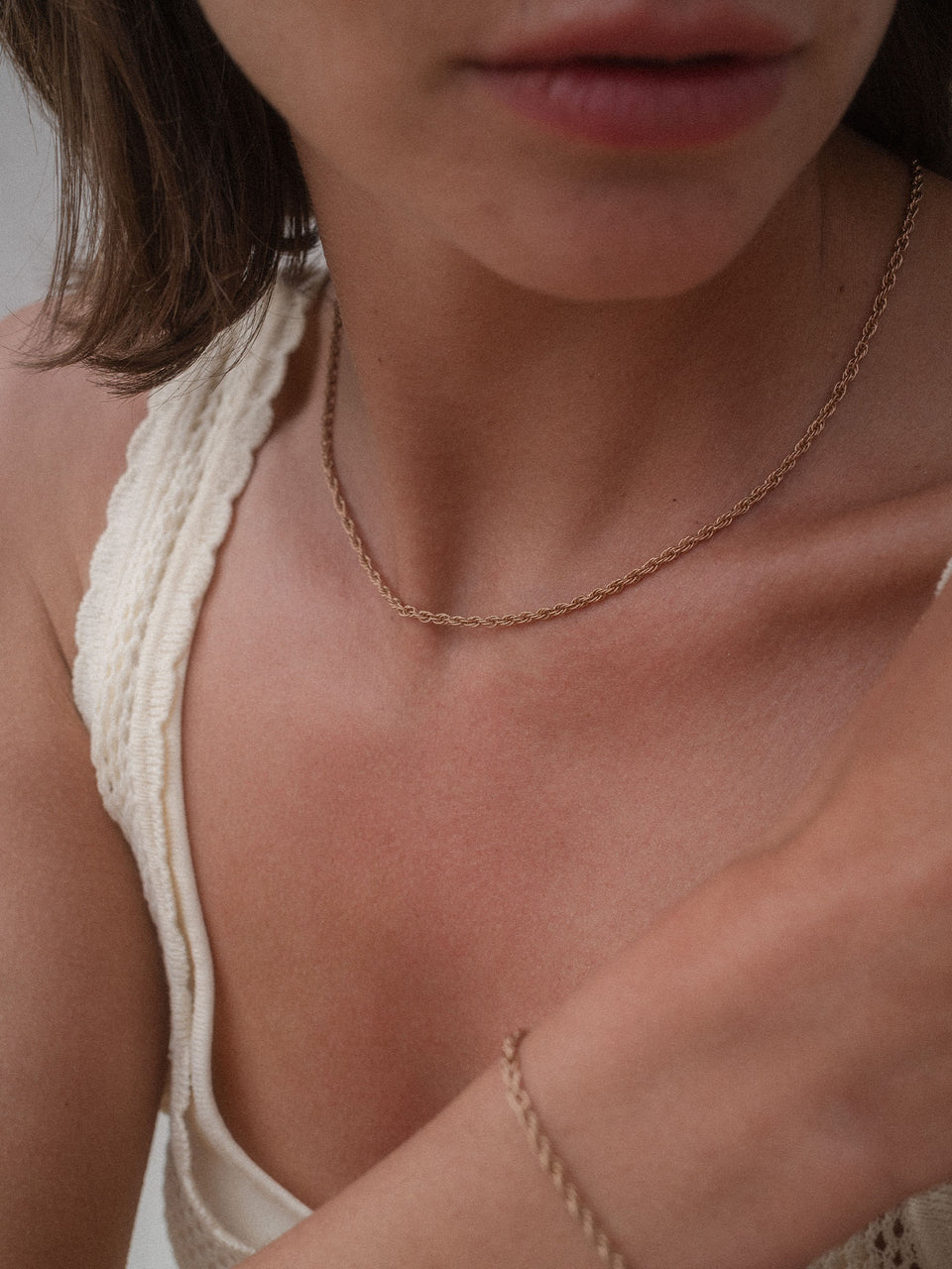 Feine Vintage Kette in Roségold, gedrehtes Design, zart am Hals getragen, PURELEI steht für feminine Eleganz.