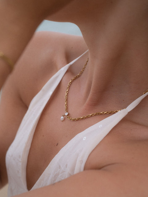 Roségoldene Kette mit Muschel-Anhänger, getragen in tropischer Leichtigkeit – PURELEI.