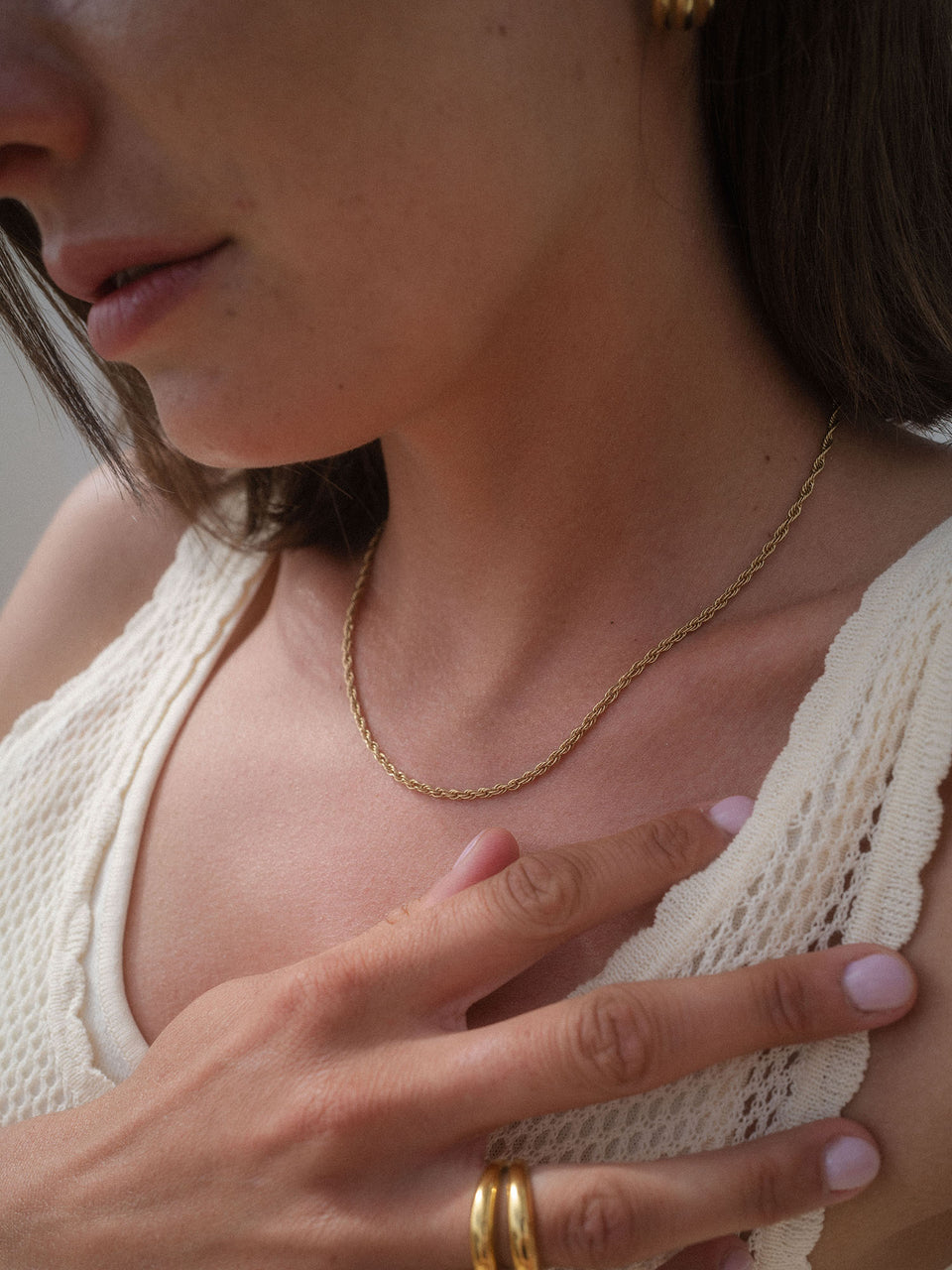 Feine Vintage Kette aus 14K vergoldetem Edelstahl, gedrehtes Design, elegant getragen, PURELEI-Ästhetik.
