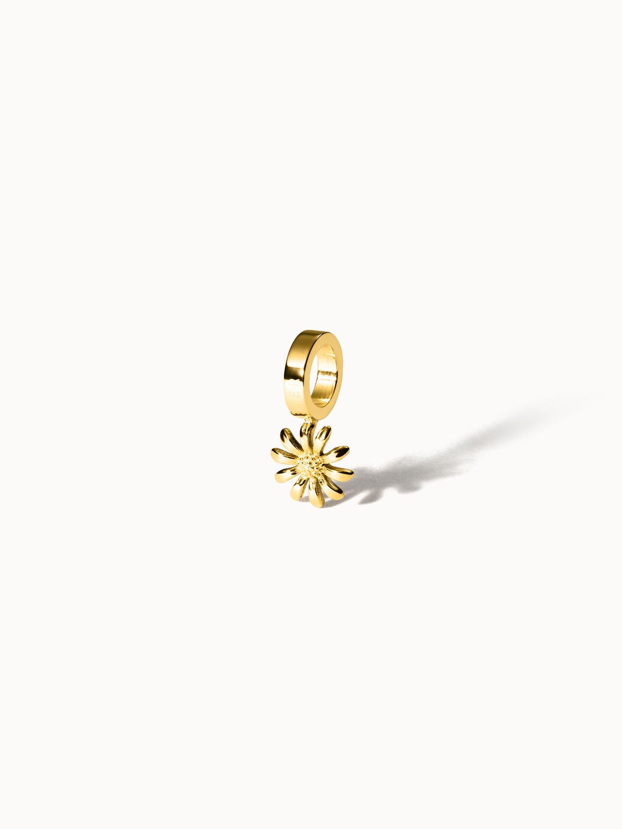 Aster Geburtsblume September Charm von PURELEI, 18K vergoldeter Edelstahl, filigranes Blumendesign vor hellen Hintergrund.