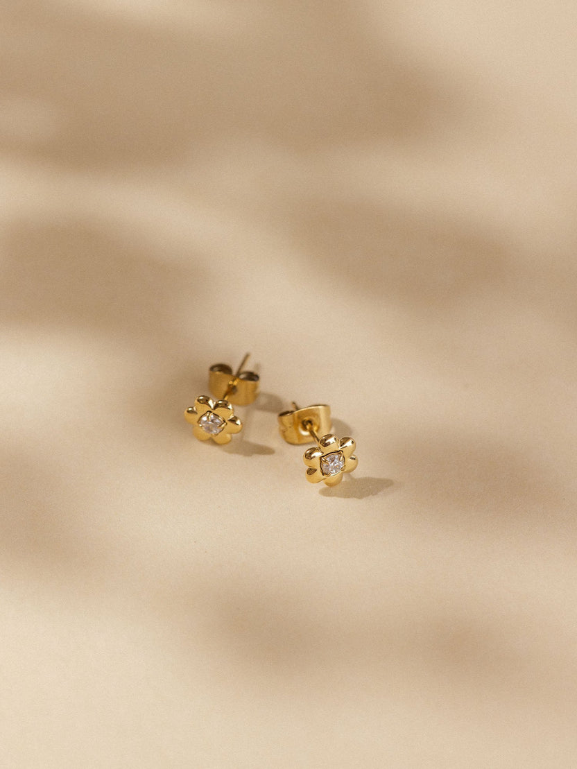Goldene Blütenohrringe mit funkelnden Details von PURELEI, elegant und feminin.