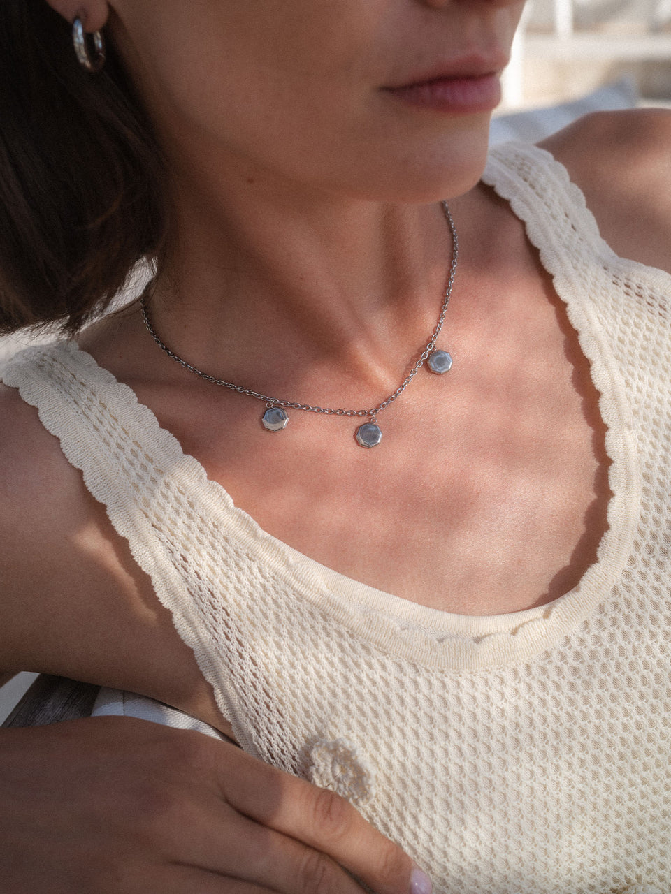 Edelstahl-Silberkette Eternal Kette mit drei achteckigen Anhängern, zart und elegant am Dekolleté von PURELEI.
