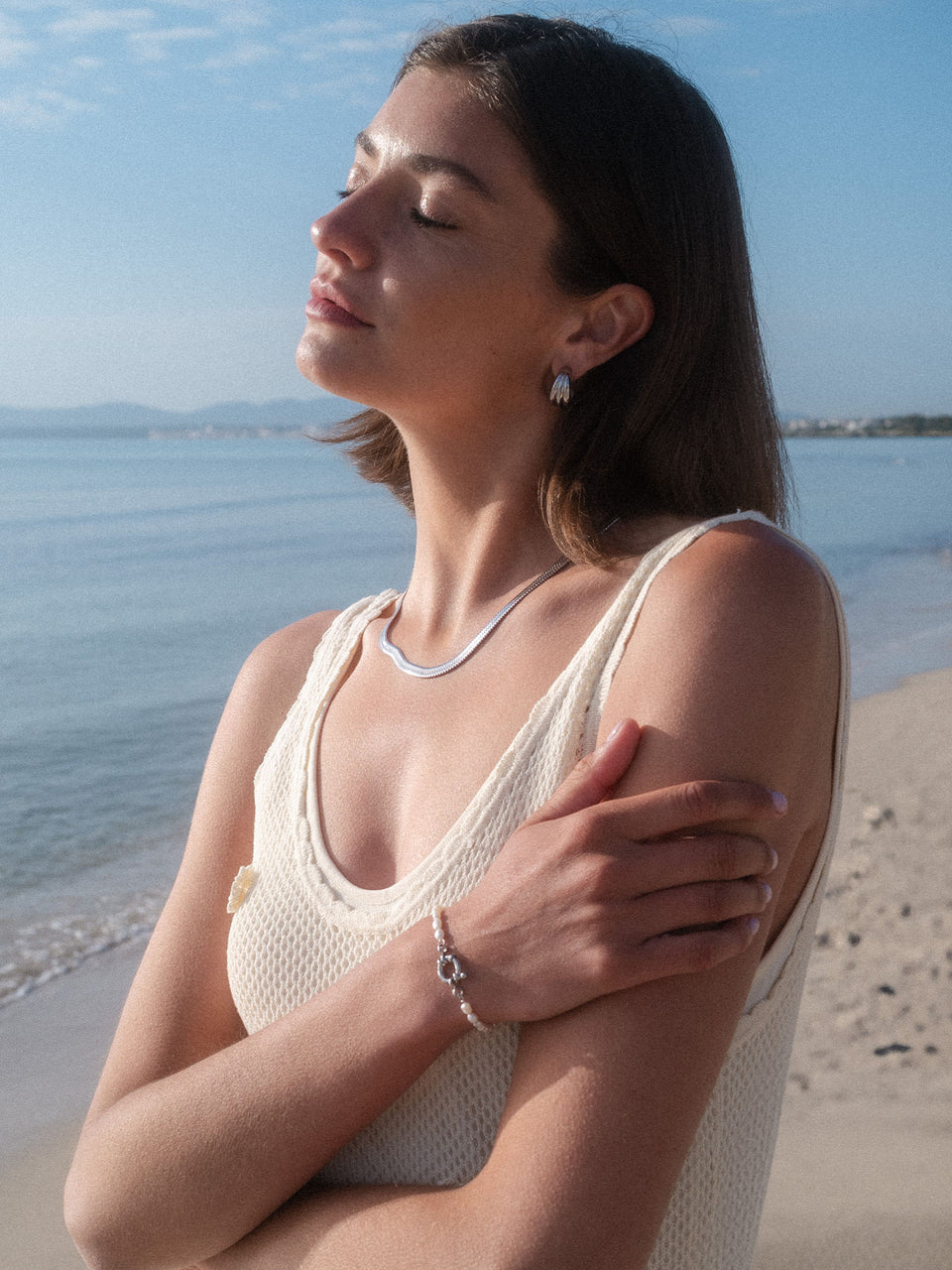 PURELEI Fused Ohrringe aus nickelfreiem Silber, getragen am Strand, strahlen elegante Leichtigkeit und Island-Spirit aus.