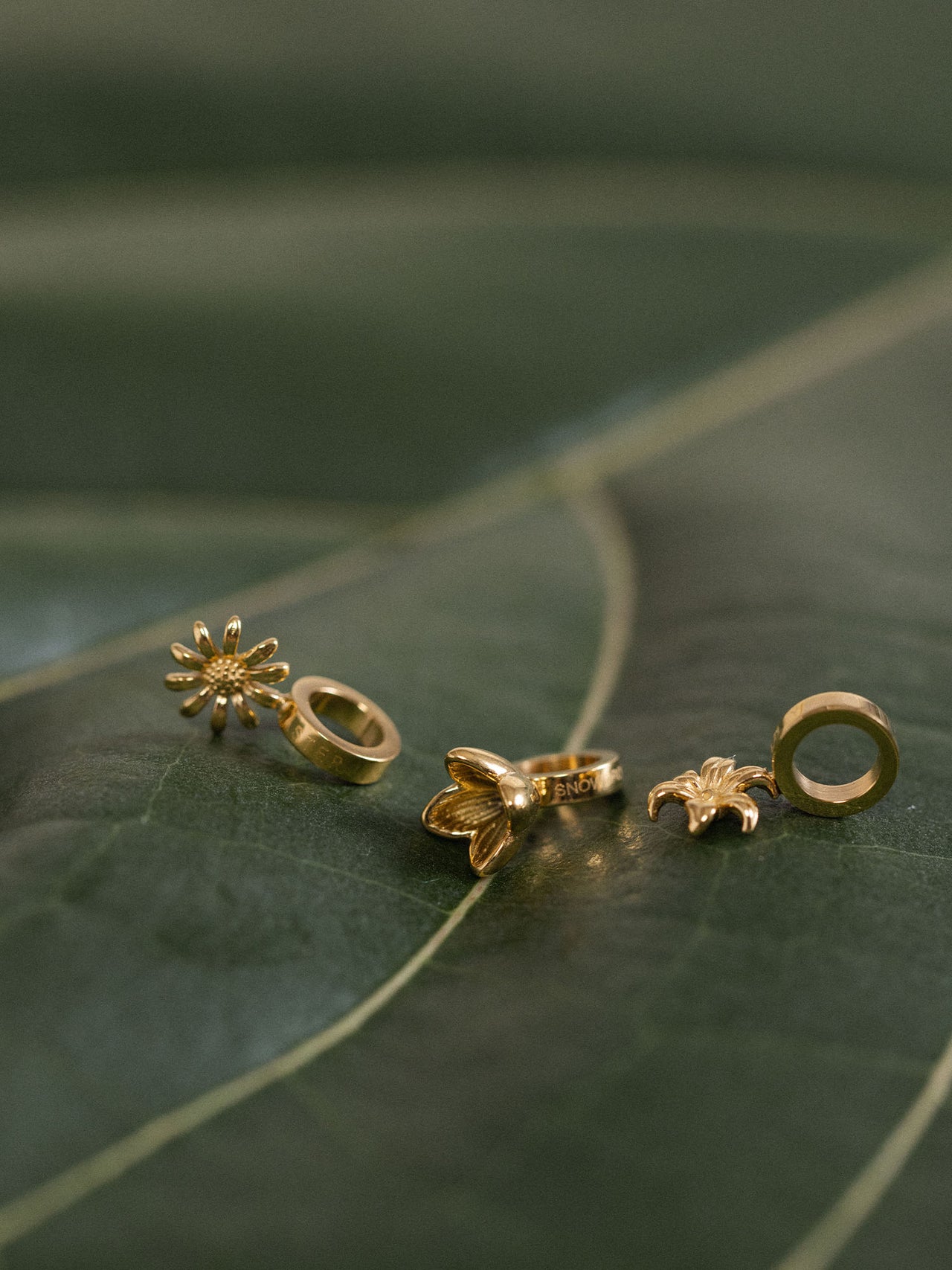 PURELEI Aster Geburtsblume September Charm aus 18K Gold vergoldetem Edelstahl, filigranes Blumendesign auf Blatt, elegant.
