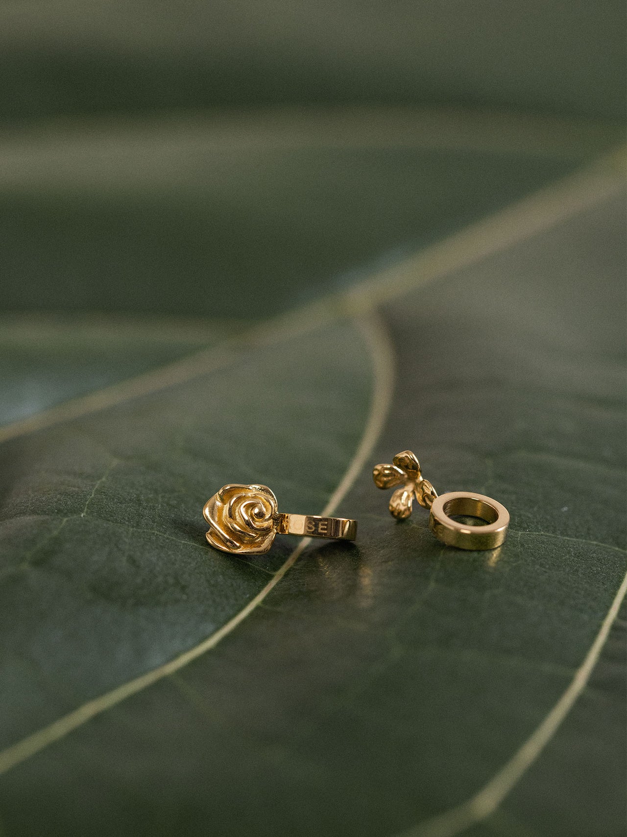 Schneeglöckchen Geburtsblume Januar Charm aus 18K Gold Edelstahl, zartes Design auf grünem Blatt, PURELEI Eleganz