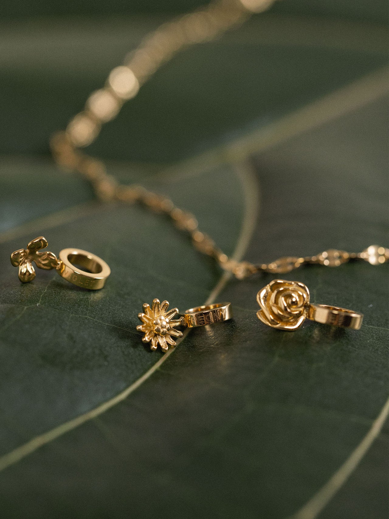 PURELEI Schneeglöckchen Geburtsblume Januar Charm in 18K Gold, feines, elegantes Detail auf grünem Blatt, femininer Island-Spirit