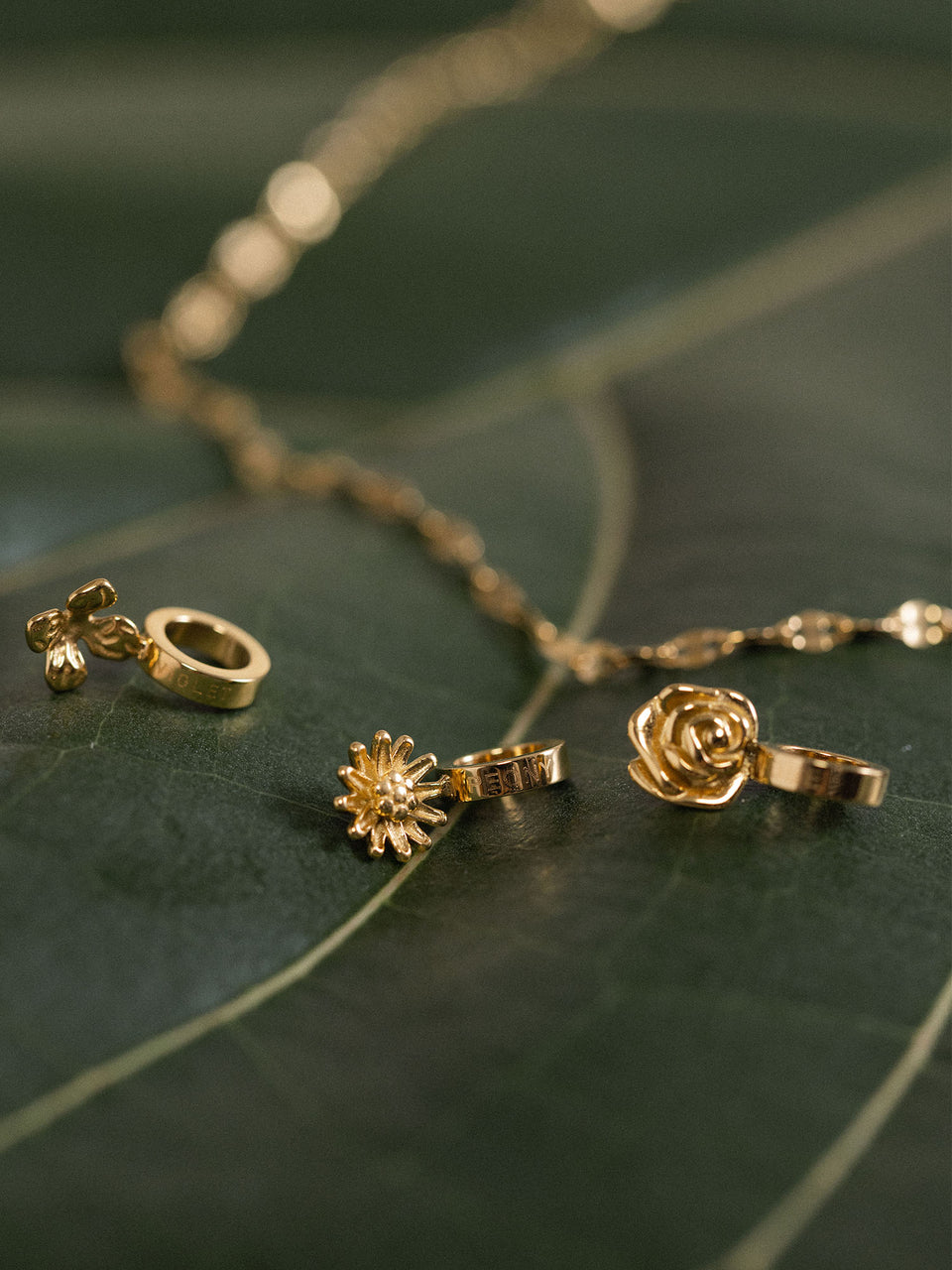 PURELEI Schneeglöckchen Geburtsblume Januar Charm in 18K Gold, feines, elegantes Detail auf grünem Blatt, femininer Island-Spirit